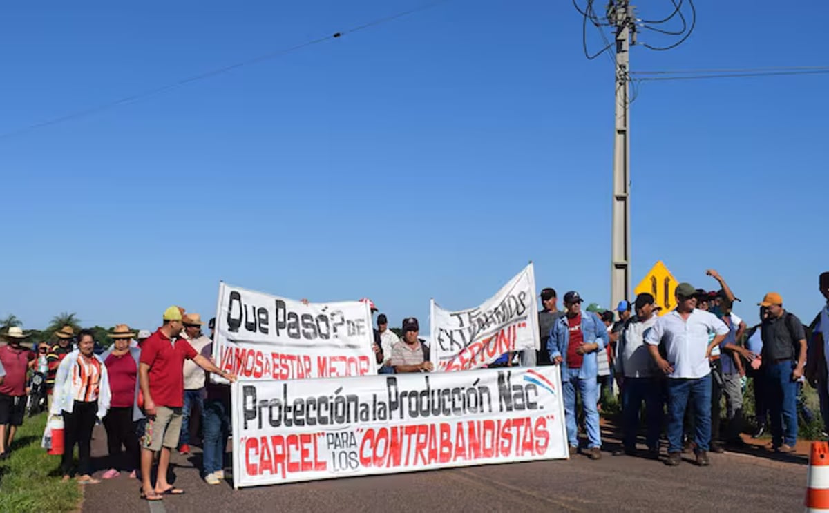 Protestas de productores de papa y cebolla en Paraguarí exigiendo al Gobierno el control del contrabando y un precio justo para sus productos, mientras enfrentan la saturación del mercado Protestas de productores de papa y cebolla en Paraguarí exigiendo al Gobierno el control del contrabando y un precio justo para sus productos, mientras enfrentan la saturación del mercado