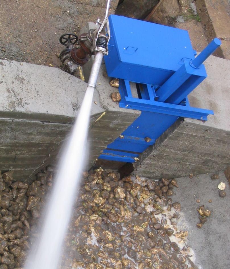 Operation of the Putsch® Manual Jet Discharger HSK — demonstrating powerful water jet cleaning for silos, trucks, and storage areas, with full manual control for precise nozzle positioning and spray direction.