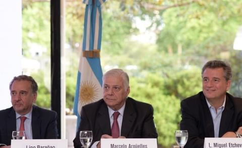 El titular del grupo Sidus, Marcelo Argüelles, presentó el evento biotecnológíco flanqueado por los secretarios de Estado Lino Barañao y Luis Miguel Etchevehere, de Ciencia y Tecnología y de Agroindustria, respectivamente. El titular del grupo Sidus, Marcelo Argüelles, presentó el evento biotecnológíco flanqueado por los secretarios de Estado Lino Barañao y Luis Miguel Etchevehere, de Ciencia y Tecnología y de Agroindustria, respectivamente.