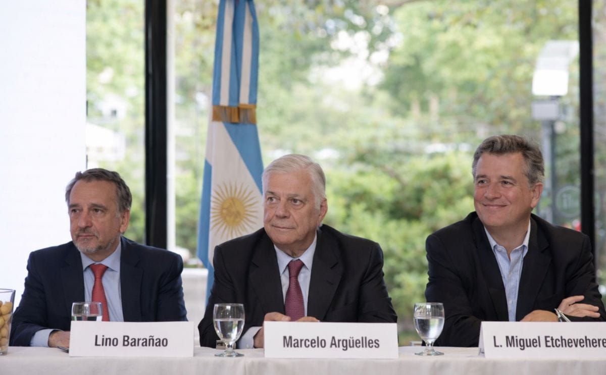 El titular del grupo Sidus, Marcelo Argüelles, presentó el evento biotecnológíco flanqueado por los secretarios de Estado Lino Barañao y Luis Miguel Etchevehere, de Ciencia y Tecnología y de Agroindustria, respectivamente.
