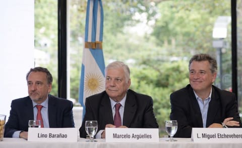 El titular del grupo Sidus, Marcelo Argüelles, presentó el evento biotecnológíco flanqueado por los secretarios de Estado Lino Barañao y Luis Miguel Etchevehere, de Ciencia y Tecnología y de Agroindustria, respectivamente. El titular del grupo Sidus, Marcelo Argüelles, presentó el evento biotecnológíco flanqueado por los secretarios de Estado Lino Barañao y Luis Miguel Etchevehere, de Ciencia y Tecnología y de Agroindustria, respectivamente.