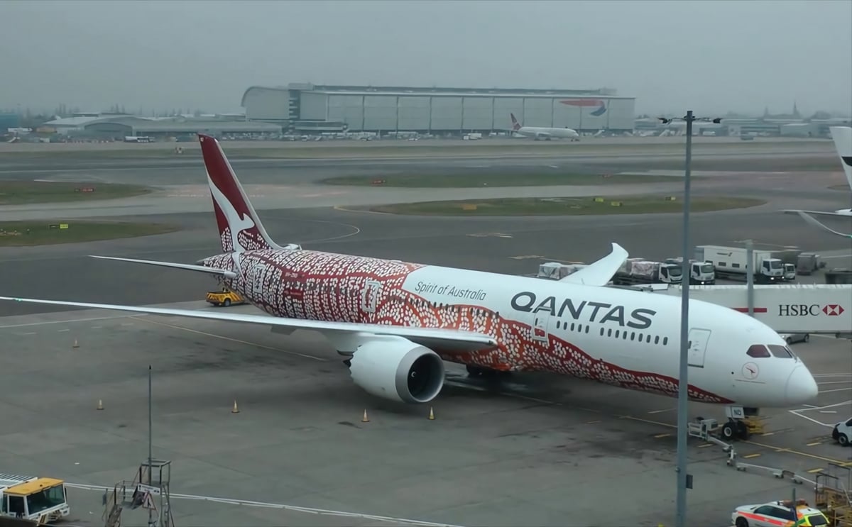 Qantas plane at heathrow Qantas plane at heathrow