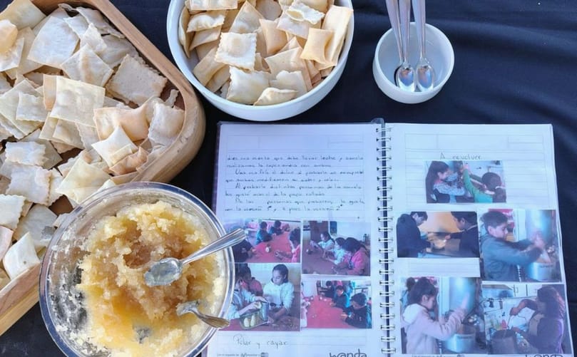 Recetario de los niños y niñas de la escuela Ricardo Palma. Proceso de producción del dulce de papa: desde el pelado y rallado hasta la cocción y la prueba del dulce.
