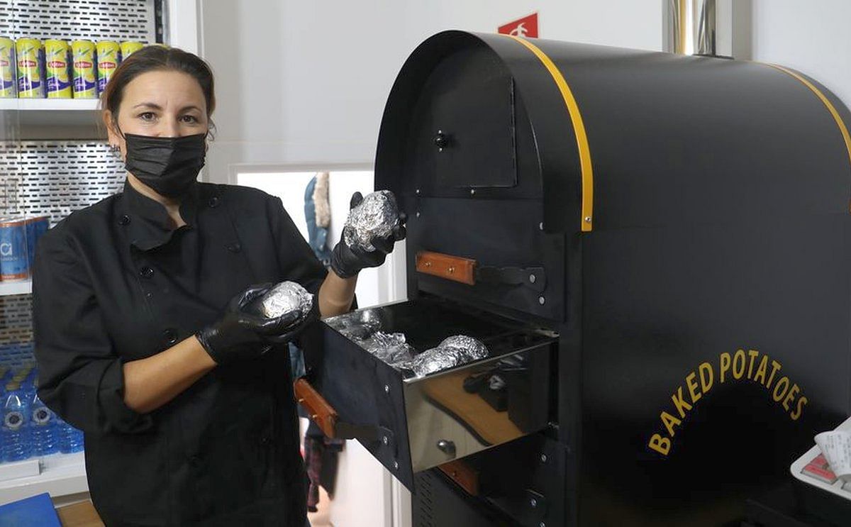 España: Un nuevo negocio del casco antiguo compostelano reinventa la patata asada de feria a la gallega España: Un nuevo negocio del casco antiguo compostelano reinventa la patata asada de feria a la gallega