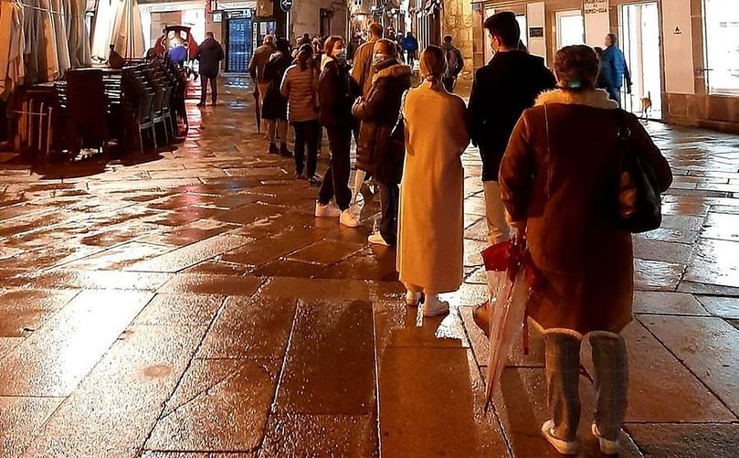 Hasta ahora, no resultaba extraño ver la fila de gente que se forma en Porta Faxeira cuando bajan las temperaturas para calentar las manos y el estómago con las castañas asadas de Manolo Prieto, quien lleva la friolera de 54 años como castañero en su ciudad. Hasta ahora, no resultaba extraño ver la fila de gente que se forma en Porta Faxeira cuando bajan las temperaturas para calentar las manos y el estómago con las castañas asadas de Manolo Prieto, quien lleva la friolera de 54 años como castañero en su ciudad.