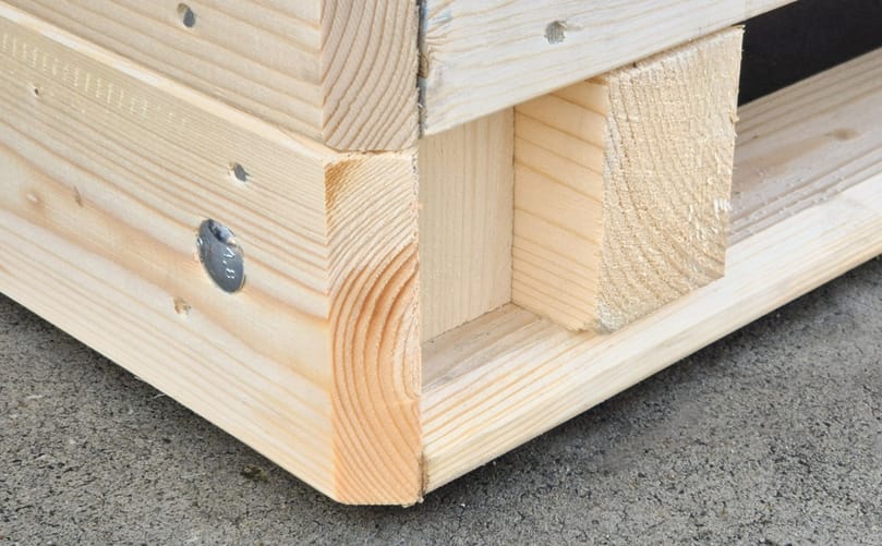 Reinforced corner construction with precision joints and high-strength fastening. Reinforced corner construction with precision joints and high-strength fastening.