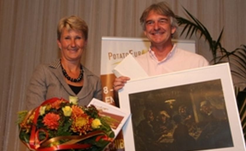 Dirk Garos receives the award for the Restrain Ethylene generator.