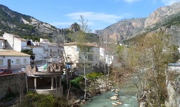 Granada, España: Prohíben regar cultivos de patatas con aguas procedentes del río Velillos afectadas por una bacteria en Moclín.