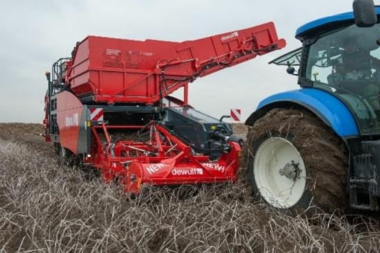 RJA2060, a 2-row trailed (offset) potato harvester with bunker, axial rollers and haulm chopper RJA2060, a 2-row trailed (offset) potato harvester with bunker, axial rollers and haulm chopper