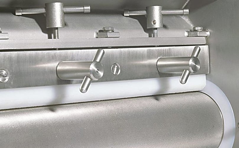 Fully adjustable -
Multi-point adjustments ensure a uniform flow of salt and seasoning across the application roll and product. Gentle