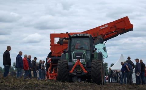 Tijdens de aardappelzetmeeldagen bij PPO-locatie 't Kompas in Valthermond trok vooral de rooidemonstratie veel bekijks Tijdens de aardappelzetmeeldagen bij PPO-locatie 't Kompas in Valthermond trok vooral de rooidemonstratie veel bekijks