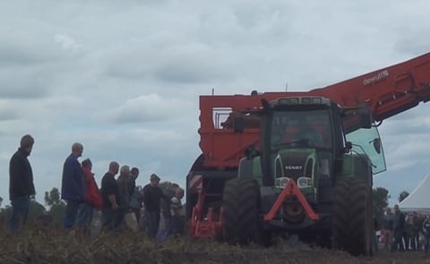 Tijdens de aardappelzetmeeldagen bij PPO-locatie 't Kompas in Valthermond trok vooral de rooidemonstratie veel bekijks Tijdens de aardappelzetmeeldagen bij PPO-locatie 't Kompas in Valthermond trok vooral de rooidemonstratie veel bekijks