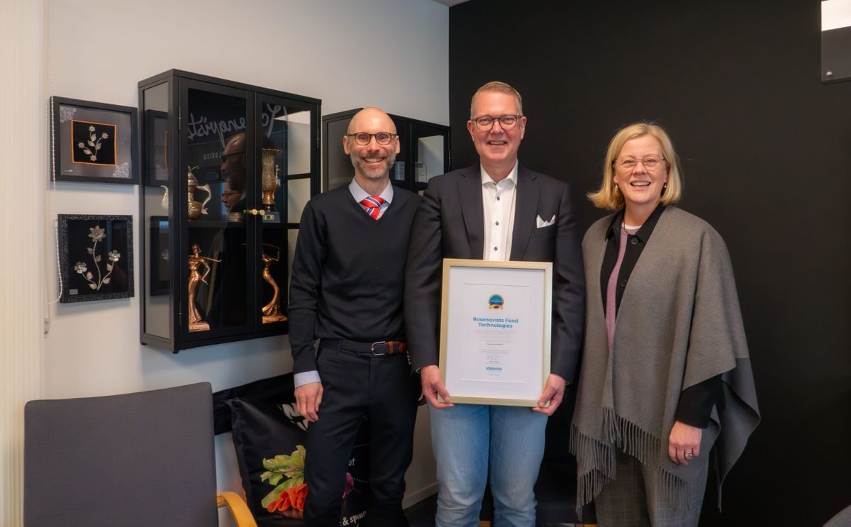 Rosenqvists Food Technologies proudly displays their Krinova Innovation Award 2025 with Ulrika Hasselgren, CEO of Krinova Incubator & Science Park.