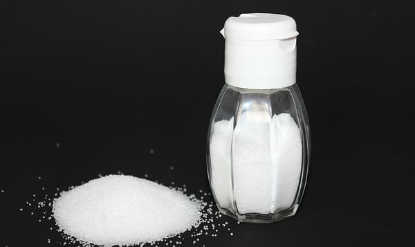  Salero aplicando sal