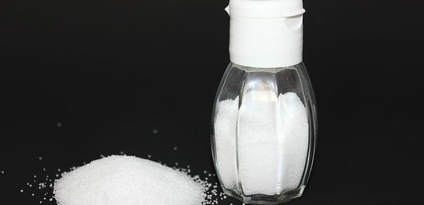  Salero aplicando sal