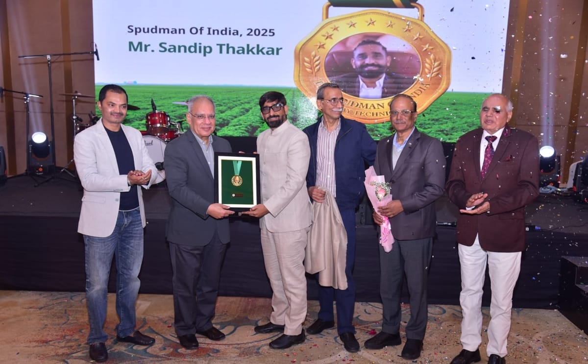 Sandip Thakker, Founder of SK Group, being felicitated at the Global Potato Summit (GPS) 2025 after being honoured as the “Pioneer of Potato Export” and “Potato Man of India,” in the presence of industry leaders and dignitaries.