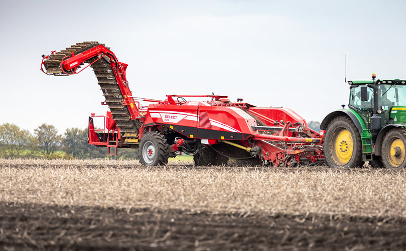 The two-row elevator harvester SELECT 200 can be equipped with a wide range of different separator combinations for almost any harvesting conditions. The two-row elevator harvester SELECT 200 can be equipped with a wide range of different separator combinations for almost any harvesting conditions.