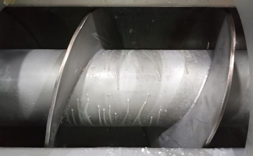 Self-cleaning and disinfecting screw conveyor Self-cleaning and disinfecting screw conveyor