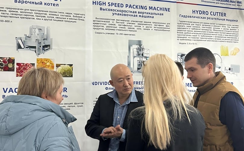 Sensitar Industrial engineer explains processing‑equipment features to show visitors on‑site Sensitar Industrial engineer explains processing‑equipment features to show visitors on‑site