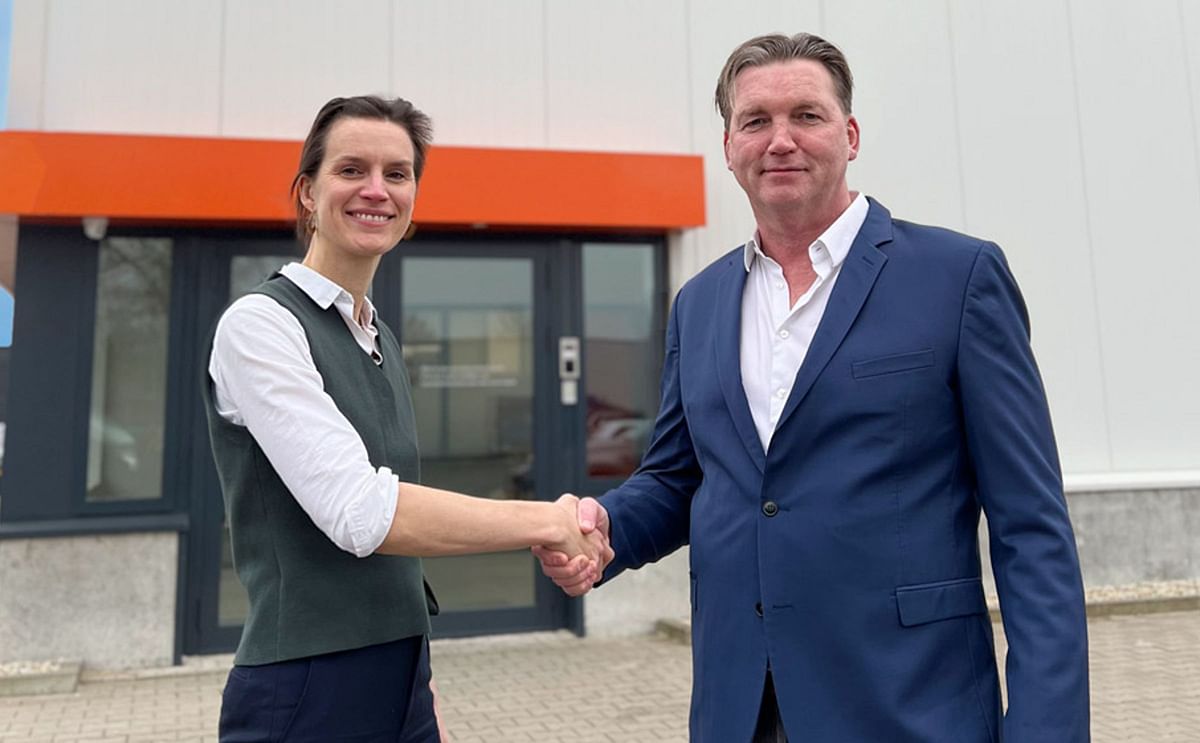 A New Chapter: Elena Haffmans, Director of Business Innovations at Sormac (Left), and Karsten Schmitz, Managing Director at Foodcons (Right), Seal the Acquisition with a Handshake. A New Chapter: Elena Haffmans, Director of Business Innovations at Sormac (Left), and Karsten Schmitz, Managing Director at Foodcons (Right), Seal the Acquisition with a Handshake.