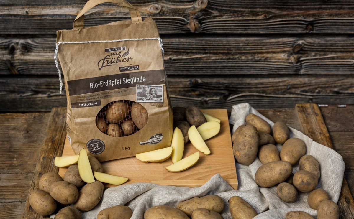 SPAR Austria and organic farmer Erich Stekovics revive the legendary ‘Sieglinde’ potato — a timeless Austrian classic cherished for its authentic flavor and tradition. SPAR Austria and organic farmer Erich Stekovics revive the legendary ‘Sieglinde’ potato — a timeless Austrian classic cherished for its authentic flavor and tradition.