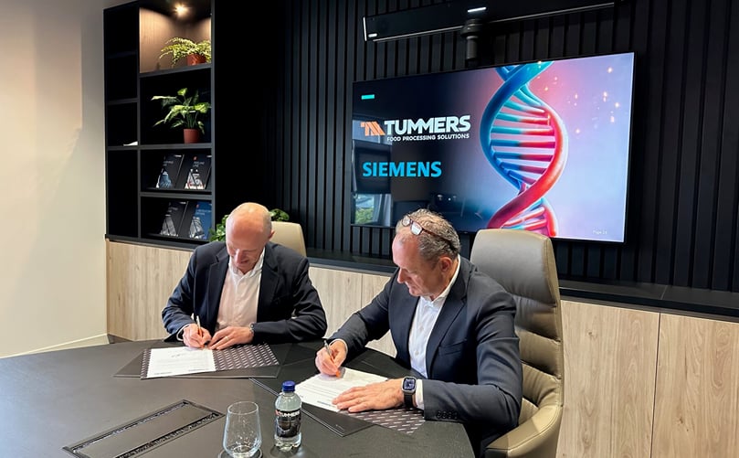 Lennaert van Dijk, Managing Director of Tummers, and Dirk de Bilde, CEO of Siemens Netherlands N.V., officially sign the strategic partnership agreement, marking a new era of digital innovation in the potato processing industry. Lennaert van Dijk, Managing Director of Tummers, and Dirk de Bilde, CEO of Siemens Netherlands N.V., officially sign the strategic partnership agreement, marking a new era of digital innovation in the potato processing industry.