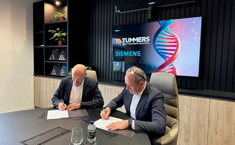 Lennaert van Dijk, Managing Director of Tummers, and Dirk de Bilde, CEO of Siemens Netherlands N.V., officially sign the strategic partnership agreement, marking a new era of digital innovation in the potato processing industry.