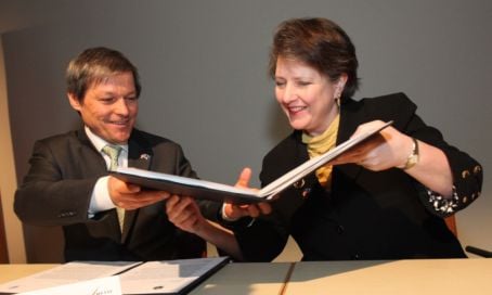 Signing of the EU-US organic trade agreement by EU commissioner Dacian Ciolos (left) and US Deputy Agriculture Secretary Kathleen Merrigan (right) 
