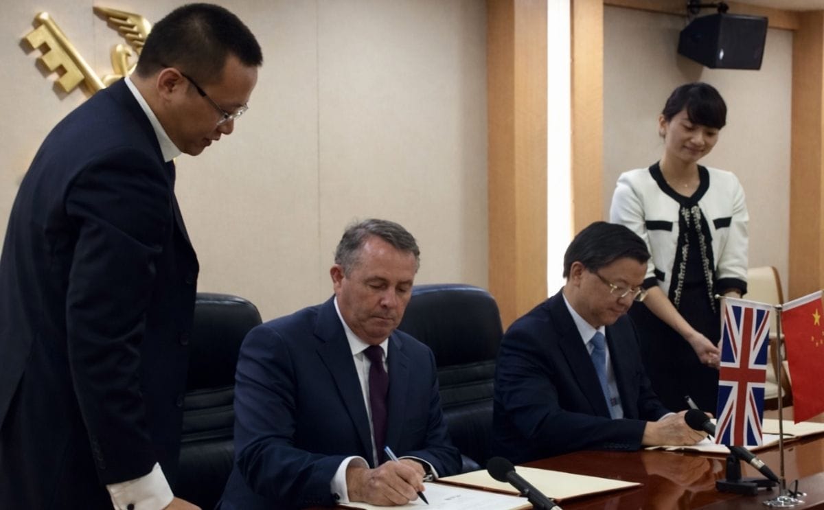 UK's International Trade Secretary Dr Liam Fox (left) and Ni Yuefeng, Minister of the General Administration of Customs of China (right) signed not only an agreement on seed potatoes, but also on dairy.