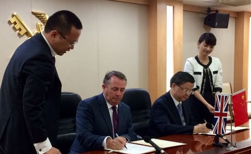 UK's International Trade Secretary Dr Liam Fox (left) and Ni Yuefeng, Minister of the General Administration of Customs of China (right) signed not only an agreement on seed potatoes, but also on dairy.