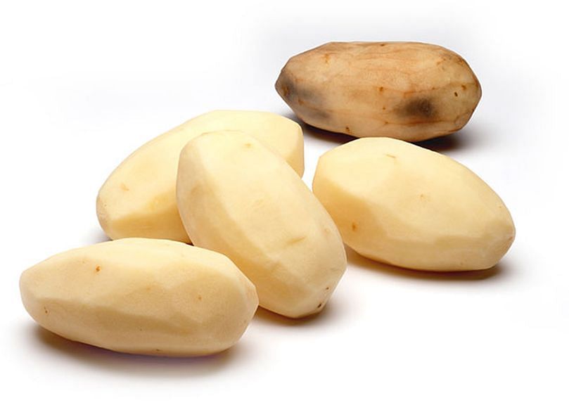 White Russet™ potatoes - one of the first potato varieties developed based on Simplot's Innate platform - next to a conventional Russet