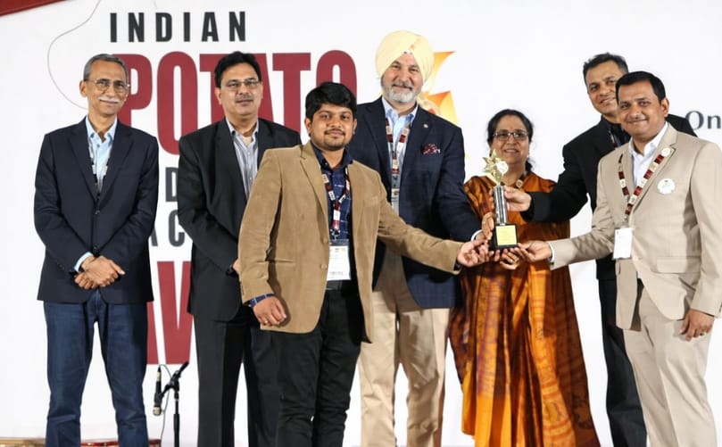 Suresh P. Mali, Director & Founder, Survir Agritech Pvt. Ltd. receiving Emerging Company of the Year Award