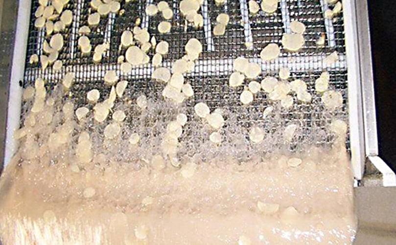 Slices are given two reused water rinses and one fresh water rinse then pass through an AirSweep vacuum/blow-off system which removes surface water and fines to reduce fryer fuel usage and cleaning costs. Gentle