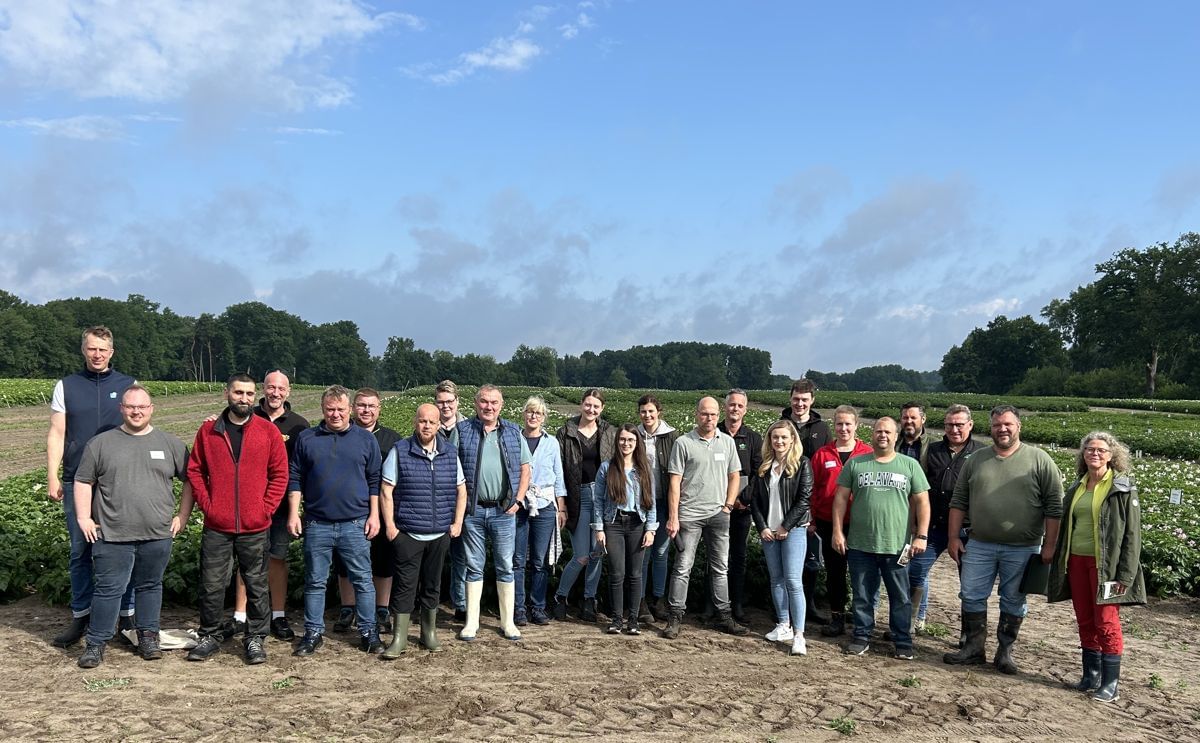 Small group 1 during the practical part of the ‘Potato Specialist’ training course with Max Schümann (left) and Ariane Weiß (right) (Courtesy: DKHV) Small group 1 during the practical part of the ‘Potato Specialist’ training course with Max Schümann (left) and Ariane Weiß (right) (Courtesy: DKHV)