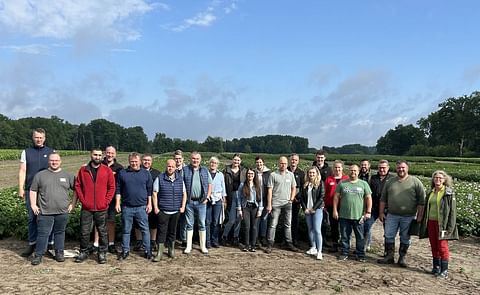 Small group 1 during the practical part of the ‘Potato Specialist’ training course with Max Schümann (left) and Ariane Weiß (right) Small group 1 during the practical part of the ‘Potato Specialist’ training course with Max Schümann (left) and Ariane Weiß (right)