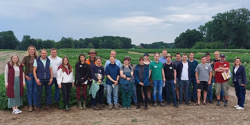 Small group 2 during the practical part of the ‘Potato Specialist’ training course with Nikolaus Schackmann (center) and Jutta Becker-Ritterspach (right) (Courtesy: DKHV) Small group 2 during the practical part of the ‘Potato Specialist’ training course with Nikolaus Schackmann (center) and Jutta Becker-Ritterspach (right) (Courtesy: DKHV)
