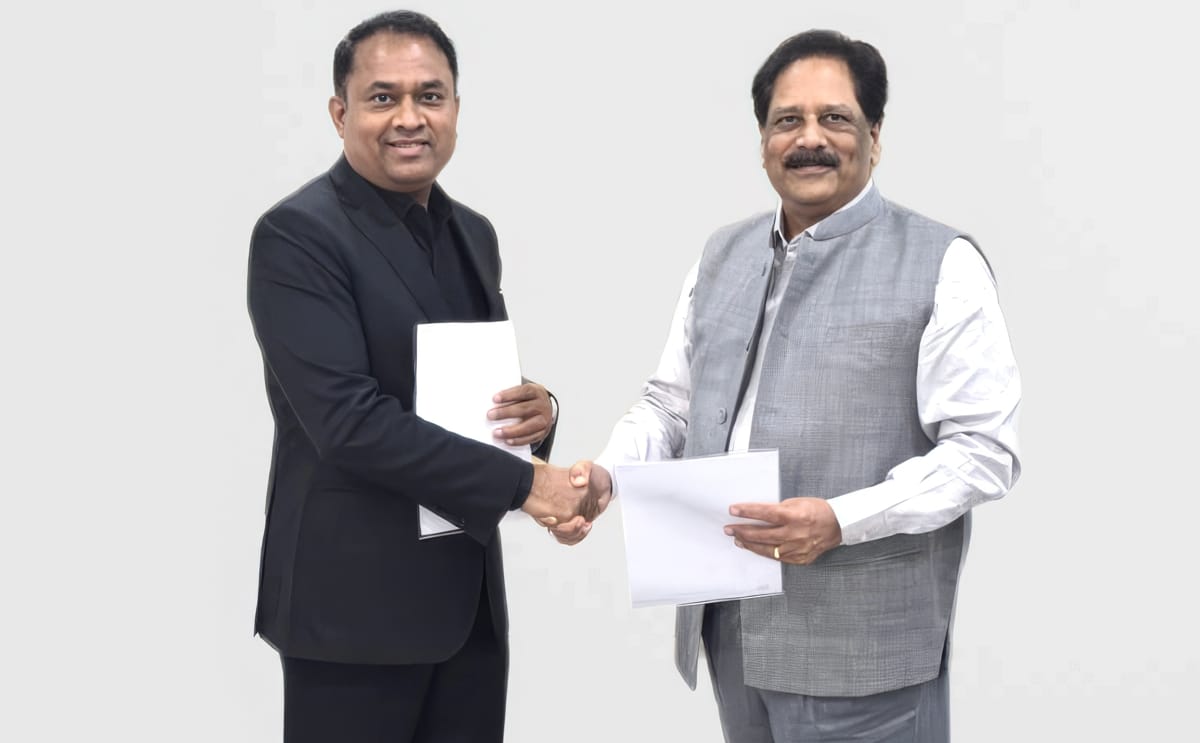 S. Soundararadjane (left) and KRK Reddy (right) exchange documents after signing a strategic partnership to advance microbiome-driven soil health in India’s potato ecosystem.