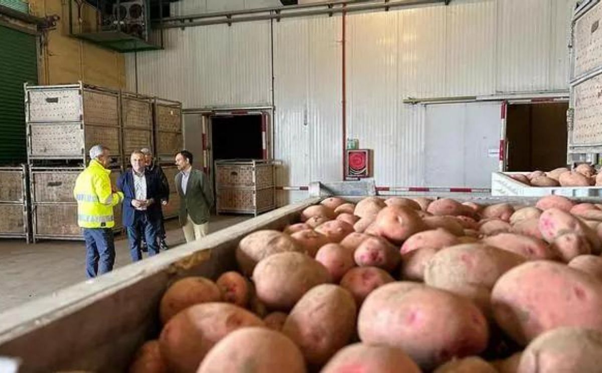 Lope Afonso y Valentín González durante la visita a la antigua cooperativa de Benijos Lope Afonso y Valentín González durante la visita a la antigua cooperativa de Benijos