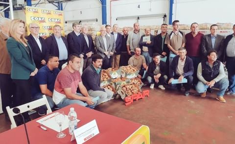 Firma del acuerdo de la entrega de semilla de papas por SPAR Firma del acuerdo de la entrega de semilla de papas por SPAR