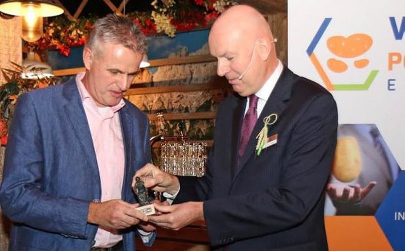 Mr. Spijkman, the breeder of the new Constance variety, receives the Agrico figurine from Agrico’s managing director Jan van Hoogen Mr Spijkman, breeder of the new Constance variety