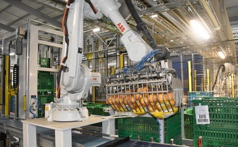 A causa de la dificultad de encontrar personal, empezamos a invertir en robots que se hagan cargo de parte del trabajo. A causa de la dificultad de encontrar personal, empezamos a invertir en robots que se hagan cargo de parte del trabajo.