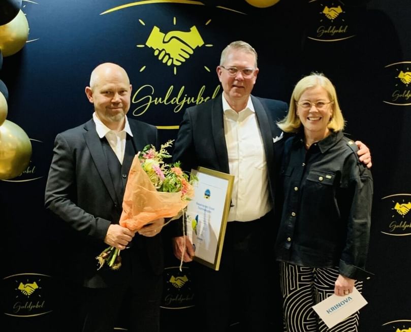 From left: Anders Olsson and Stefan Björk of Rosenqvists Food Technologies, with Ulrika Hasselgren of Krinova, at the Guldjubel gala in Kristianstad, where Rosenqvists received the Krinova Innovation Award 2025.