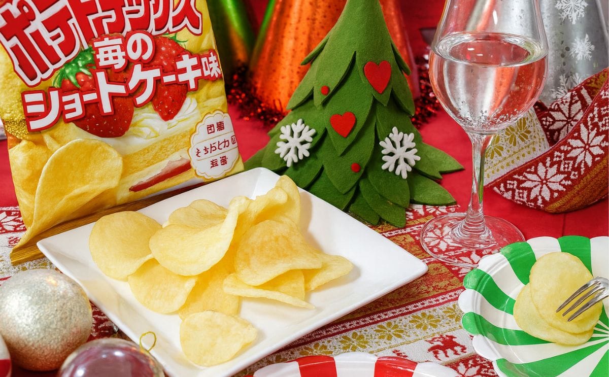 Festive Christmas setting including Japan's latest "uncommonly flavoured snack" Strawberry Shortcake Potato Chips (Courtesy: Otakuma)