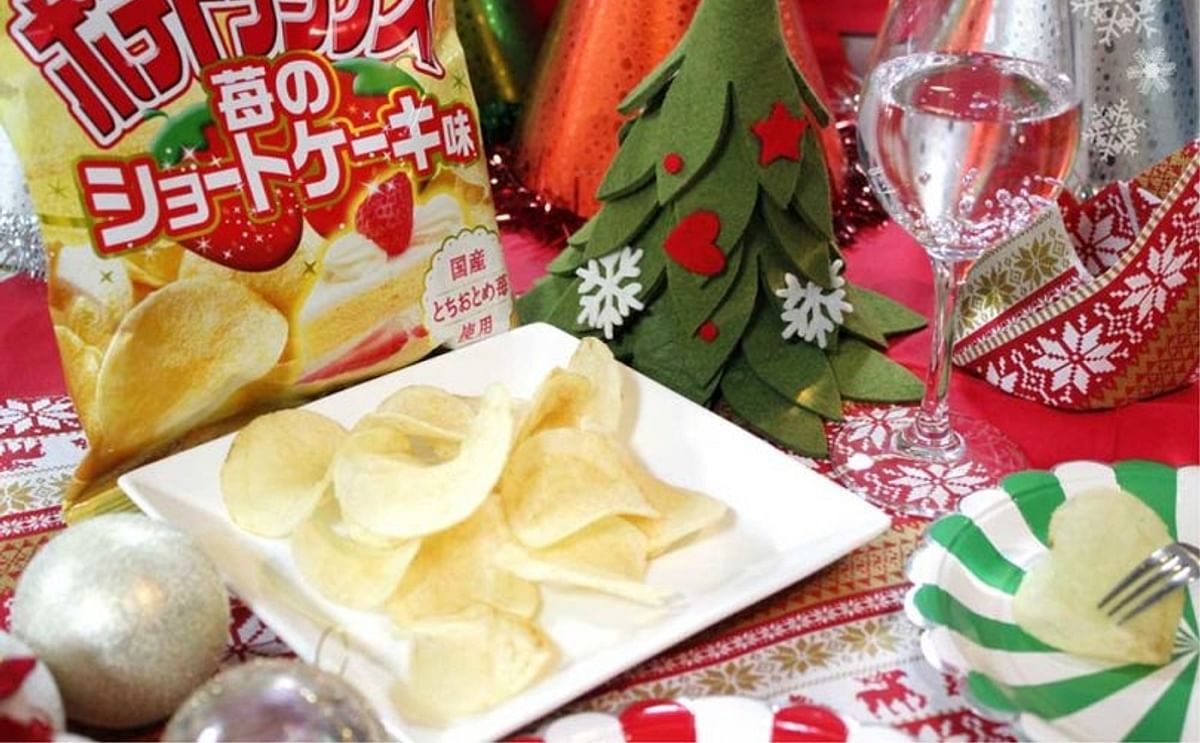 Festive Christmas setting including Japan's latest "uncommonly flavoured snack" Strawberry Shortcake Potato Chips (Courtesy: Otakuma)