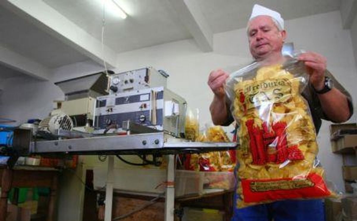 Proceso de empaque de papas fritas en la Freidura TAS (España) Proceso de empaque de papas fritas en la Freidura TAS (España)