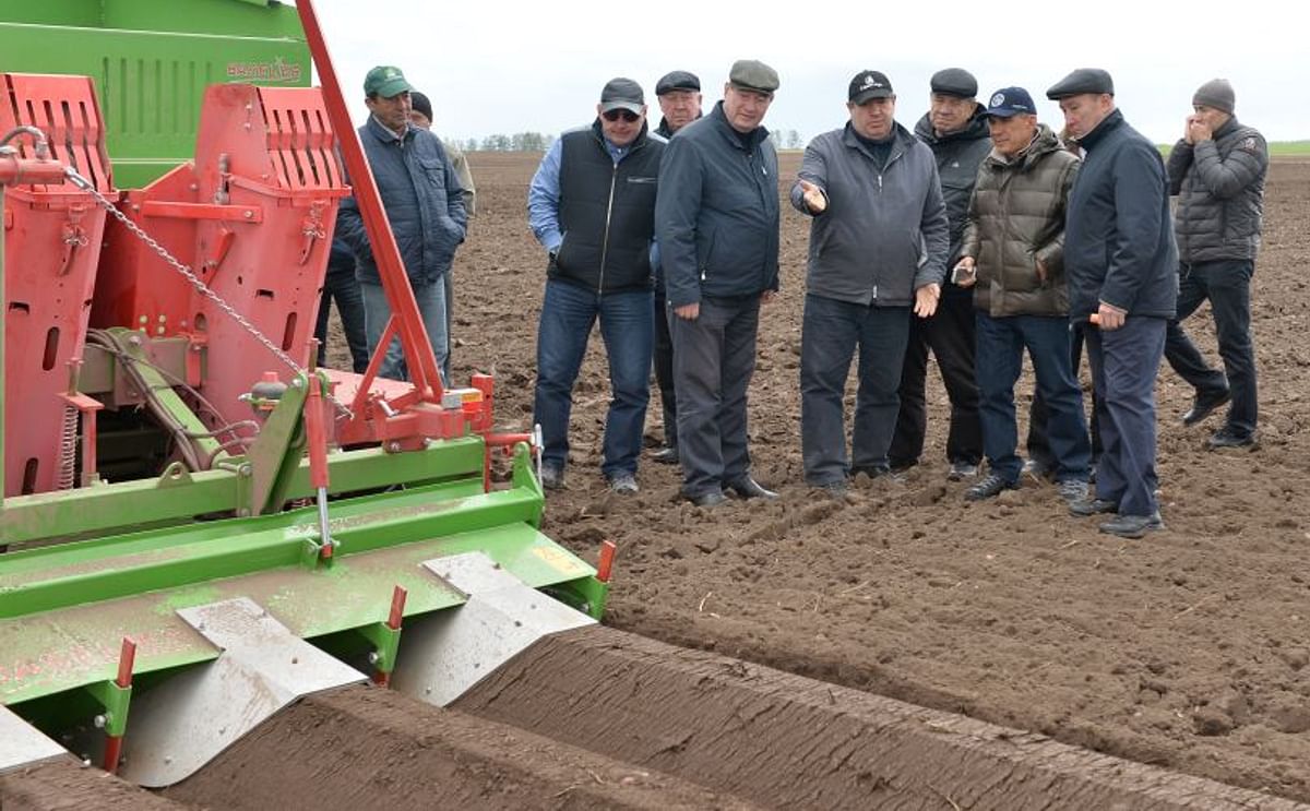Interest in potatoes at the highest level: the president of the Russian Republic of Tatarstan, Rustam Minikhanov, is visiting a potato farm in Arsk (Courtesy: President of Republic of Tatarstan)