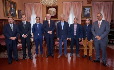 El acto ha contado con la presencia del vicepresidente y consejero insular de Agricultura, Ganadería y Pesca, el embajador de Perú en España, el viceconsejero del Sector Primario del Gobierno de Canarias, el consejero insular de Turismo y el alcalde de El acto ha contado con la presencia del vicepresidente y consejero insular de Agricultura, Ganadería y Pesca, el embajador de Perú en España, el viceconsejero del Sector Primario del Gobierno de Canarias, el consejero insular de Turismo y el alcalde de
