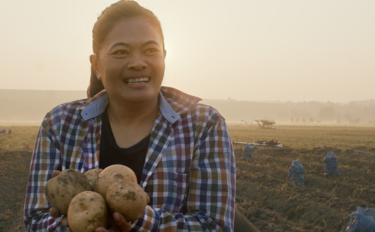 Proud of her harvest, Wisa showcases the potatoes grown through sustainable methods — a symbol of resilience and progress.