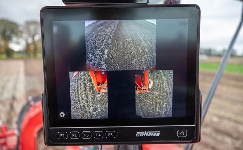 The additional two SideView cameras on the GRIMME VARITRON harvesters eliminate blind spots at the rear of the machine. The additional two SideView cameras on the GRIMME VARITRON harvesters eliminate blind spots at the rear of the machine.