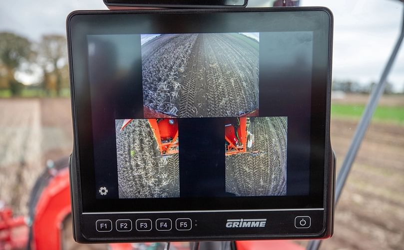 The additional two SideView cameras on the GRIMME VARITRON harvesters eliminate blind spots at the rear of the machine. The additional two SideView cameras on the GRIMME VARITRON harvesters eliminate blind spots at the rear of the machine.